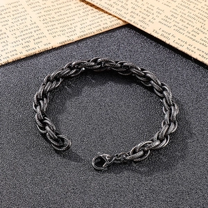 Vue détaillée du bracelet à maillons torsadés avec fermoir mousqueton sur fond style vintage