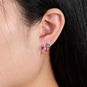 Detailansicht der S925 Silber-Ohrringe mit quadratischen rosa und grünen Zirkonia