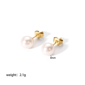 Vue détaillée des boucles d'oreilles perles 8mm avec finition en acier titane doré 18K