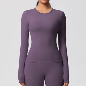 Détail du haut de yoga violet à manches longues en tissu brossé de haute élasticité