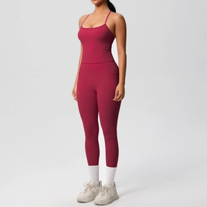 Détail du legging de yoga bordeaux taille haute et du débardeur de sport mince
