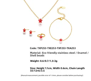 Detalle del conjunto con colgantes de estrella esmaltada y perlas en acero