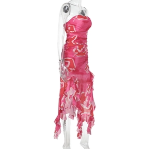 Détail de robe bustier fleurie avec ourlet à volants et imprimé abstrait rouge