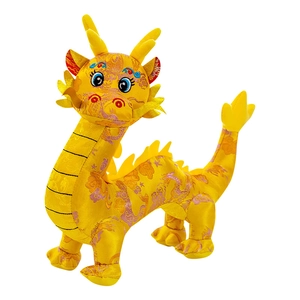 Peluche drago dello zodiaco cinese tradizionale in tessuto di raso su sfondo bianco