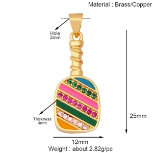Pendentif raquette de tennis doré en laiton avec zircons multicolores et mesures