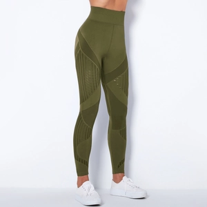 Detail der olivgrünen Yoga-Hose mit hoher Taille und atmungsaktiven Mesh-Einsätzen und Streifen