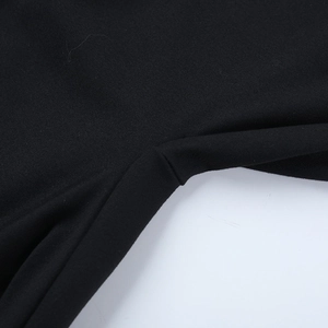 Gros plan sur les détails des coutures doubles d'un body noir ajusté en maille douce