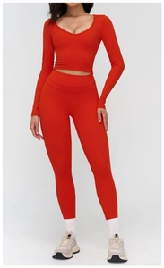 Gros plan du haut de yoga rouge brossé avec col en V profond et coupe slim sans couture