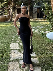 Robe longue sexy noire dos nu avec col licou coupe ajustée pour femme en extérieur ensoleillé
