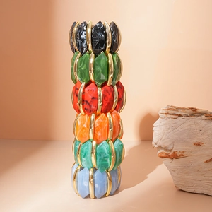 Ensemble de six bracelets extensibles en acrylique coloré avec des perles dorées en résine