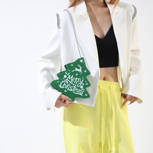 Sac bandoulière créatif en forme de sapin de Noël vert avec chaîne, porté par un mannequin