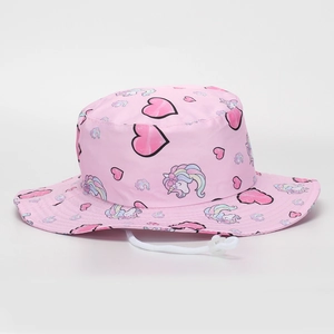 Vue détaillée du chapeau bob rose pour enfants avec licornes et cordon réglable