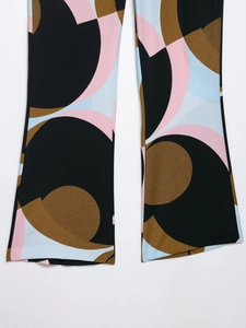 Vista detallada de pantalones campana para mujer con estampados geométricos retro de colores