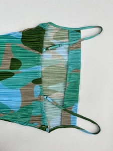 Détail de la robe plissée camouflage avec bretelles réglables et tissu à texture gaufrée