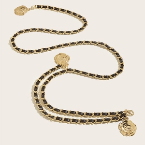 Ceinture élégante en chaîne dorée entrelacée de cuir noir avec trois pendentifs camélia