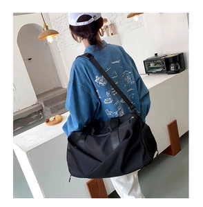 Mannequin avec sac de fitness noir en nylon grande capacité et bandoulière réglable