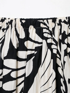 Détail de la taille élastique sur jupe midi avec imprimé feuilles noir et blanc