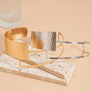 Asymmetric crumpled double-layer metal arm cuffs in gold and silver finish