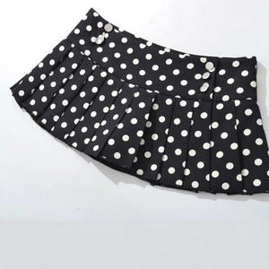 Mini-jupe plissée noire à pois chic avec taille haute et détail de bouton argenté