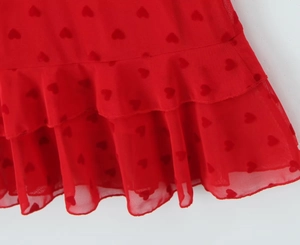 Vue détaillée de la robe en tulle à cœurs rouges avec ourlet volanté double