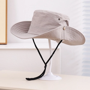 Vue détaillée du chapeau de soleil à large bord avec cordon réglable et évents latéraux