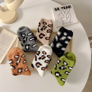 Flachbild von sechs Paar flauschigen Socken mit Leopardenmuster in diversen Farben