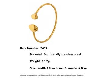 Détails du bracelet ouvert en acier doré indiquant un poids de 10,2g et 6cm de diamètre