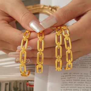 Bracelet chic en acier titane doré avec design géométrique à maillons trombone élégant