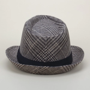 Vista dettagliata di un cappello fedora in lana a quadri grigi con nastro nero classico