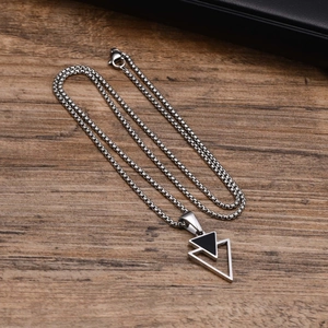Collana da uomo minimalista con triangolo argento e nero e catena a scatola quadrata