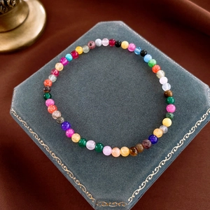 Buntes Erdbeerkristall-Perlenarmband mit lebendigen Regenbogen-Edelsteinen