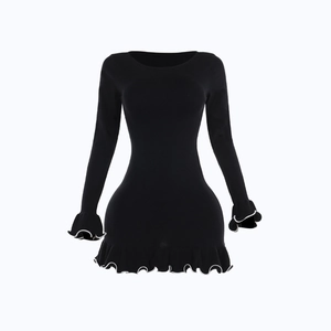 Vestido de punto negro de manga larga con bordes de volantes blancos en contraste