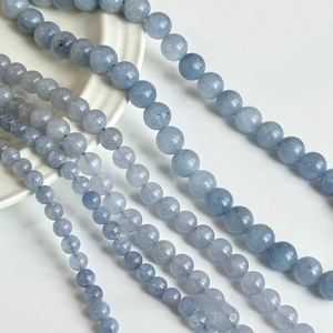 Détail montrant des perles de pierre gemme bleu aigue-marine à texture transparente