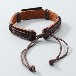 Detail des handgeflochtenen Lederarmbands mit mattschwarzem Metall und Verstellkordeln
