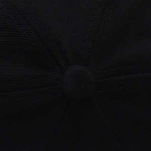 Vue détaillée du sommet d'une casquette de baseball noire en coton montrant le bouton central