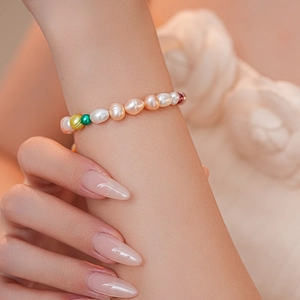 Détail de perles de culture baroques colorées sur un bracelet magnétique en acier