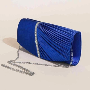 Dettaglio della pochette da sera in raso plissettato blu reale con cinturino in strass