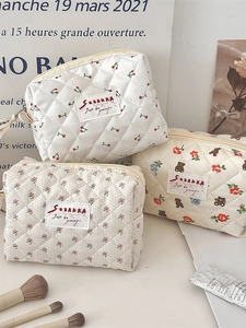 Trousses à maquillage matelassées avec motifs fleurs et ours pour voyage et papeterie