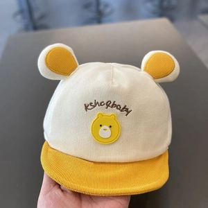 Détail de la casquette bébé avec oreilles d'ours jaunes et texte brodé kshc baby