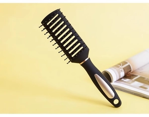 Dettaglio spazzola ventilata professionale nero e oro per asciugatura e styling rapidi