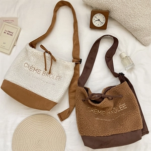 Detalle de bolsos tote de felpa con bordado Crème Brûlée y cierre de cordón