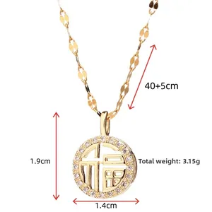Dettaglio della collana in titanio oro 18K con ciondolo carattere Fu e zirconi bianchi