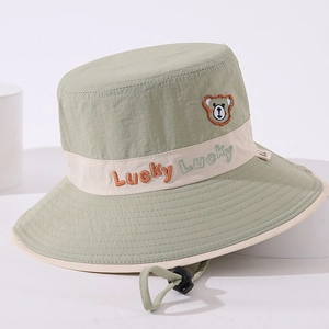 Chapeau bob enfant vert clair avec broderie ours et ruban Lucky Lucky décoratif