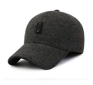 Dettaglio ravvicinato del cappello da baseball in lana grigia con patch in pelle