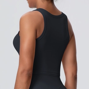 Nahaufnahme des Racerback-Designs beim schwarzen Sport-BH aus elastischem Funktionsstoff
