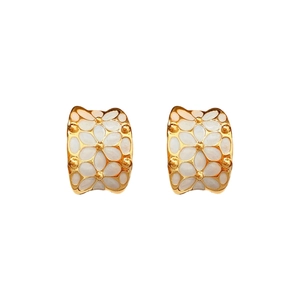 Boucles d'oreilles créoles dorées en C avec relief floral en émail blanc et perles en métal