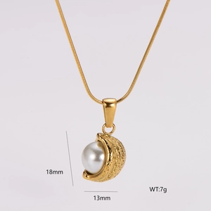 Détail du pendentif lune dorée avec perle, dimensions 18mm x 13mm et poids total de 7g