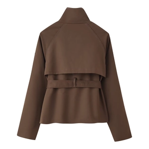 Vue arrière du trench-coat marron foncé avec bavolet et ceinture à la taille