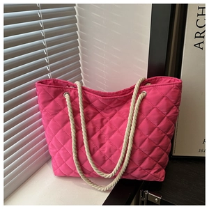 Détail du tissu en nylon matelassé et de la bandoulière en corde du sac fourre-tout