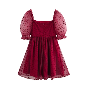 Robe courte en tulle rouge à pois cœurs avec manches bouffantes et décolleté carré